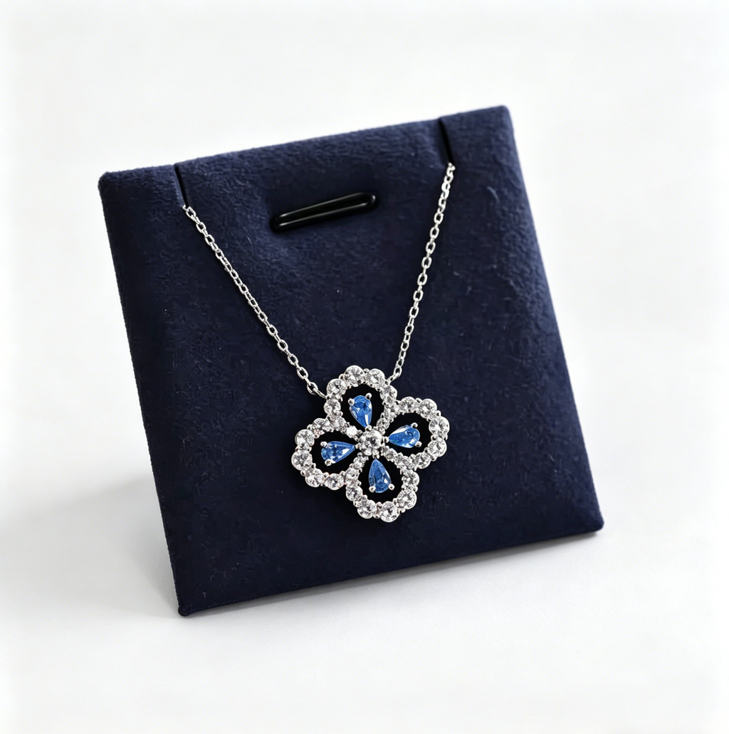 Christmas Gift - Necklace // Lucky Clover Necklace - Beautiful and Special Birthday Present
