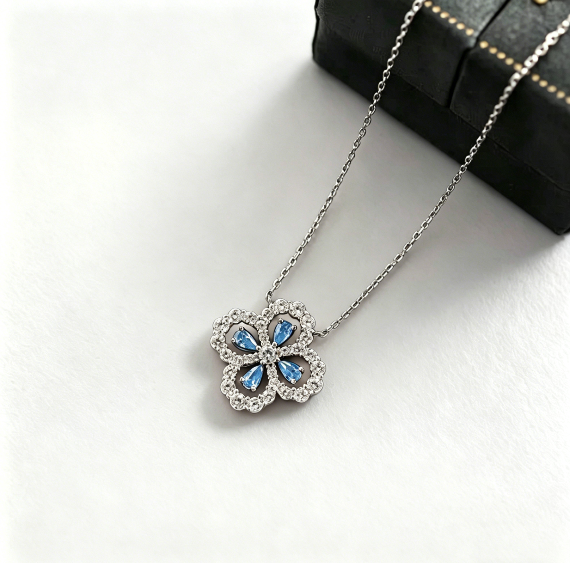 Christmas Gift - Necklace // Lucky Clover Necklace - Beautiful and Special Birthday Present