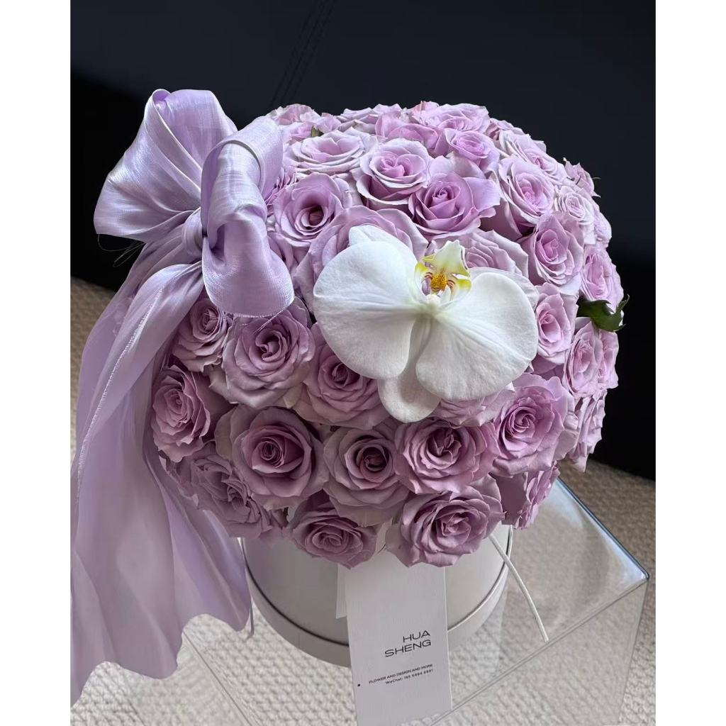 一束拥抱桶形礼品花束，内含紫色玫瑰、香皂花和优质人造花。