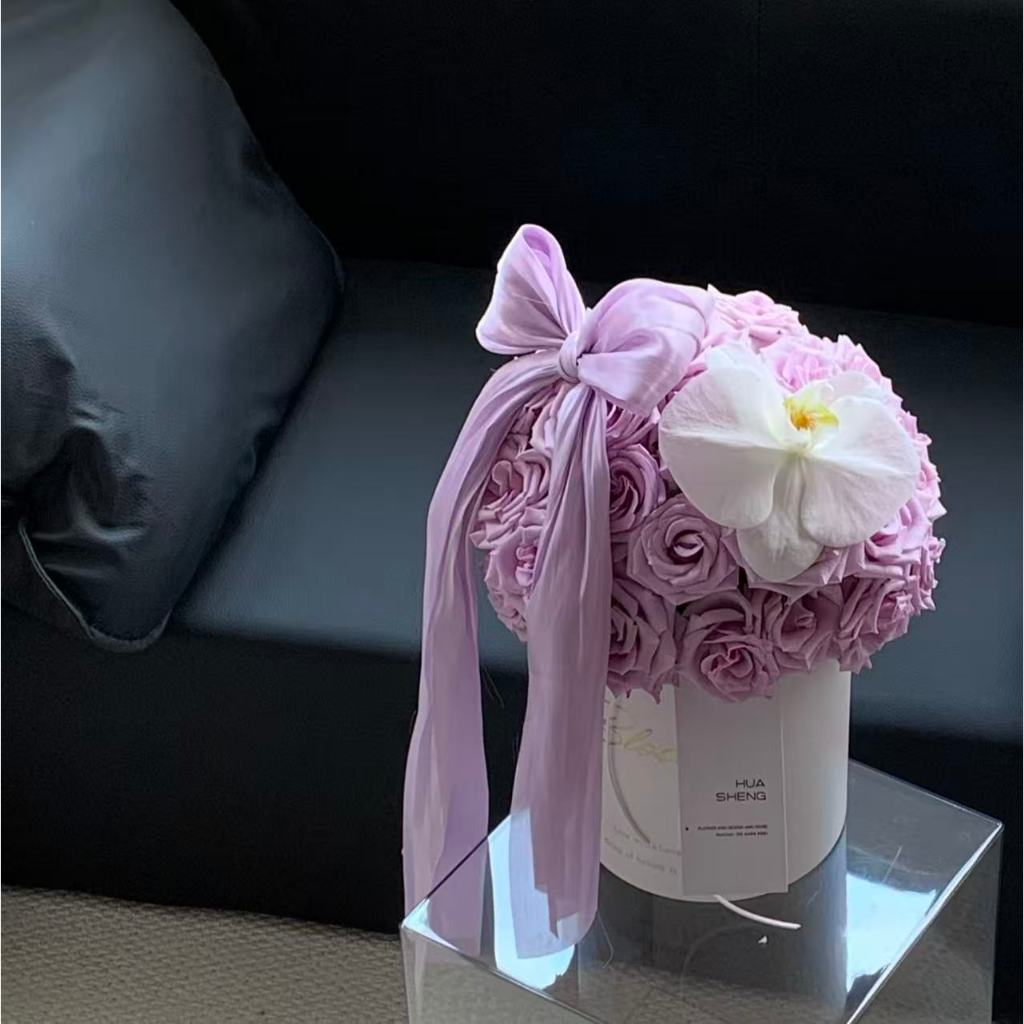 一束拥抱桶形礼品花束，内含紫色玫瑰、香皂花和优质人造花。