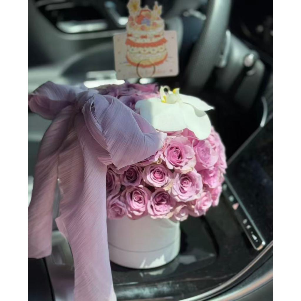Buket hadiah berbentuk ember pelukan berisi mawar ungu, bunga sabun, dan bunga artifisial premium.