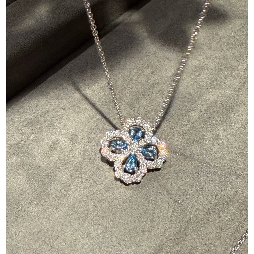 Christmas Gift - Necklace // Lucky Clover Necklace - Beautiful and Special Birthday Present
