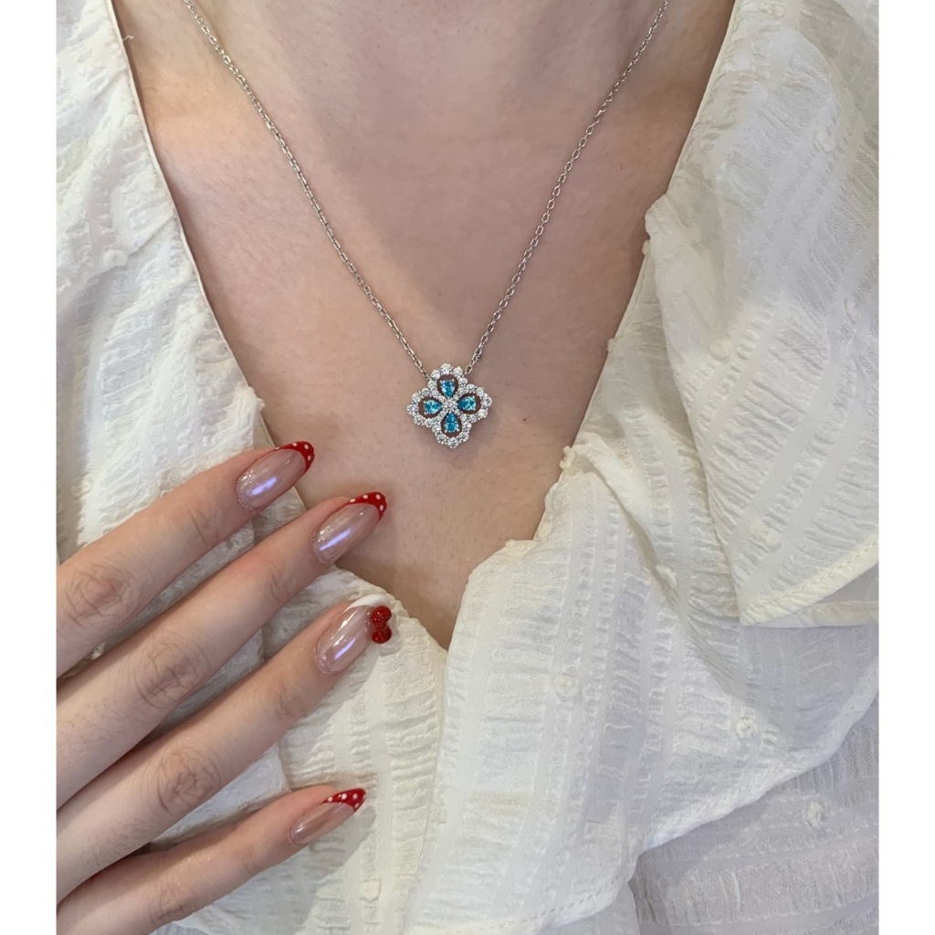 Christmas Gift - Necklace // Lucky Clover Necklace - Beautiful and Special Birthday Present